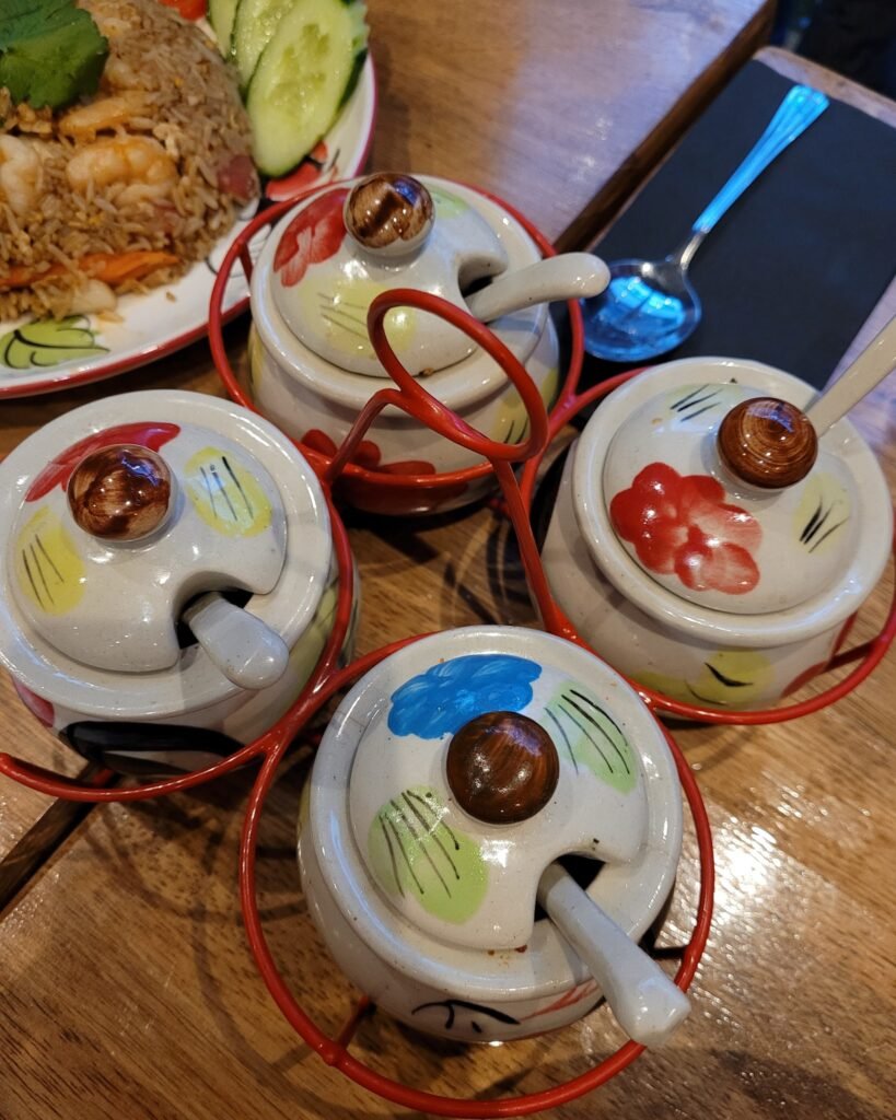 在香港的泰餐館也有四個小瓶的調味料, 有辣椒碎,花生碎,辣椒魚露,砂糖 在香港的泰餐館也有四個小瓶的調味料,
有辣椒碎,花生碎,辣椒魚露,砂糖
