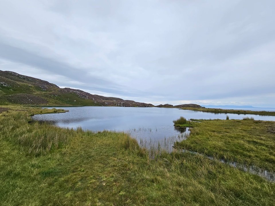 在山頂看下去有個小小的湖 Sliabh Liag Cliff, Donegal