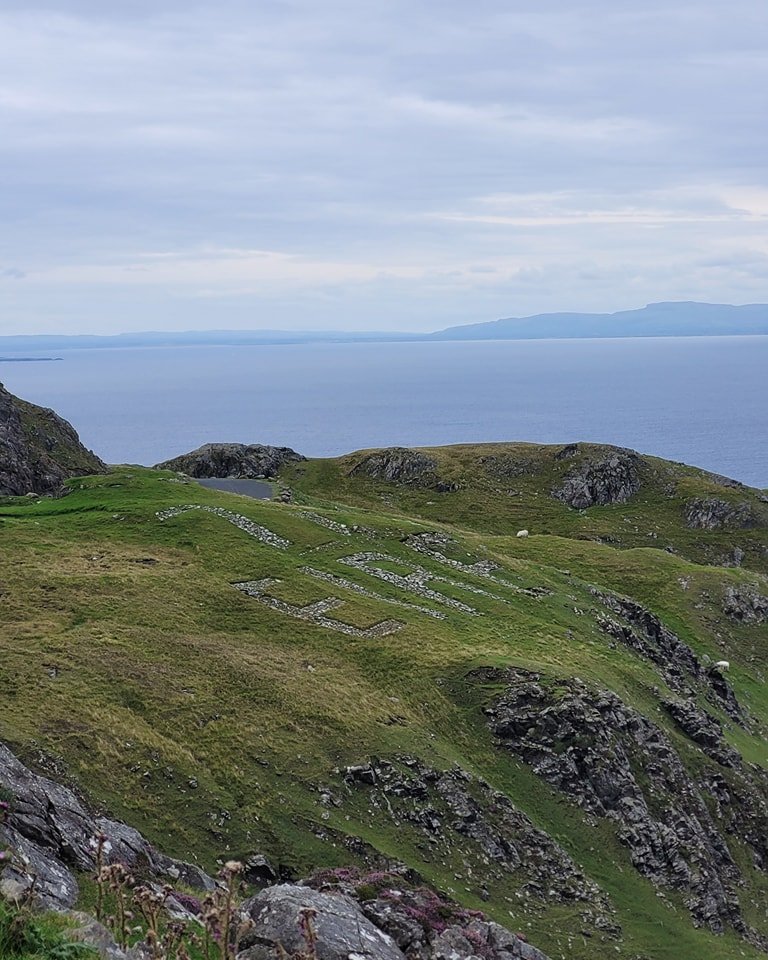 看到EIRE嗎？ 這是愛爾蘭語中的愛爾蘭 Sliabh Liag Cliff, Donegal