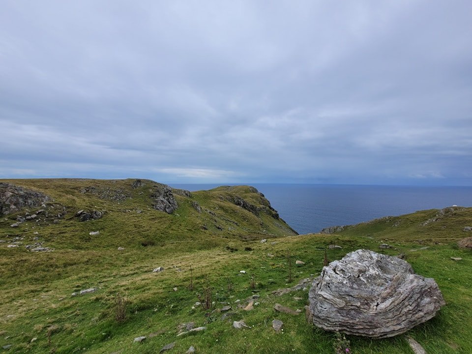 右下的大石頭像沒開殼的生蠔嗎？🦪 Sliabh Liag Cliff, Donegal