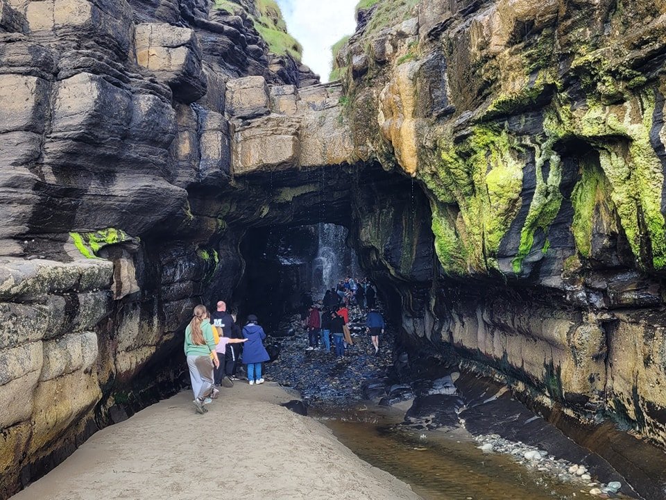 從沙灘望過去的洞口 Secret Waterfall, Donegal